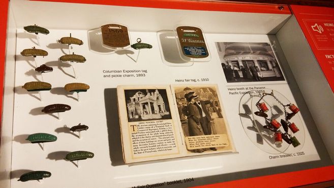 Подвески и значки в виде маринованных огурцов на выставке в Историческом центре Heinz