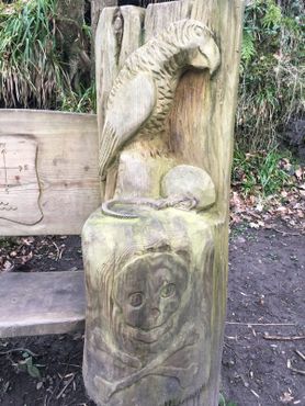 Скамья у пещеры