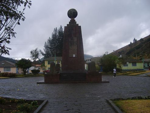Старый памятник разделению экватора, расположенный на главной площади Калакали в Центральном Эквадоре