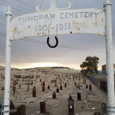 Вход на кладбище на фоне заката