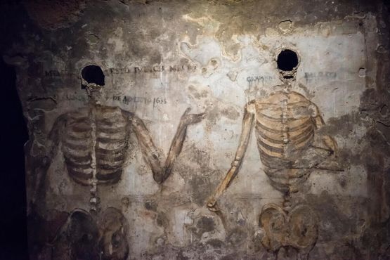 Черепа дворян и духовенства были помещены в ниши в стенах, а их тела были нарисованы вокруг них
