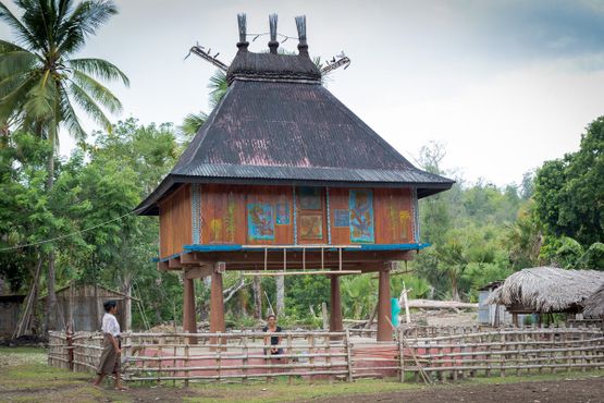 Священные хижины в поселениях Алдейя Макауза и Ирабин-де-Байшу в Восточном Тиморе