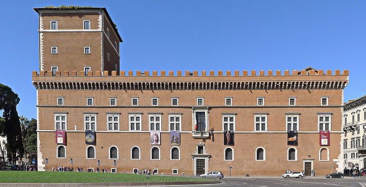 Палаццо Венеция с балконом в центре