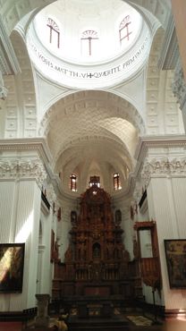 Главный алтарь церкви