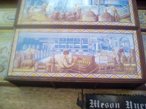 Картины из керамической плитки в баре Rincon de la Cruz Blanco
