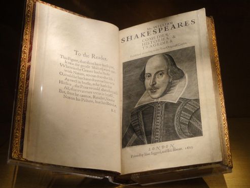 Библиотека полна книг и прочих материалов о Шекспире