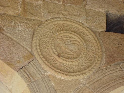 Каменный рельеф с изображением дракона