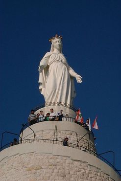 Дева Мария Ливанская в верхней части канатной дороги