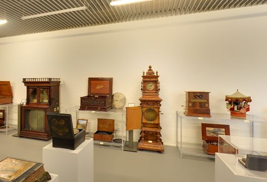 Примеры некоторых из более чем 600 экспонатов музея