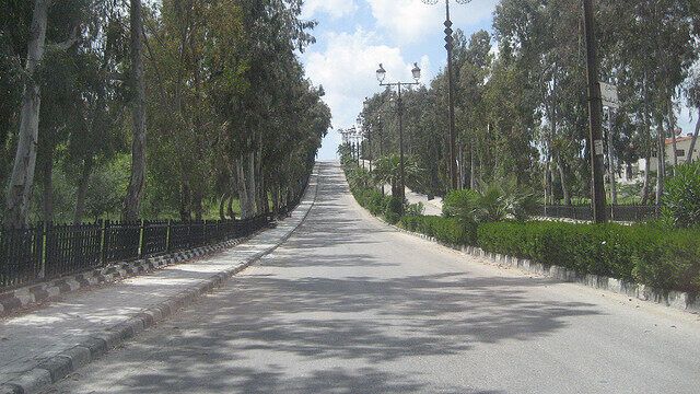 Дорога к могиле Хафеза усеяна чёрными фонарными столбами, фотография пользователя Leah Caldwell, ресурс Atlas Obscura
