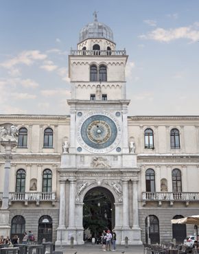 Часовая башня на площади Синьори