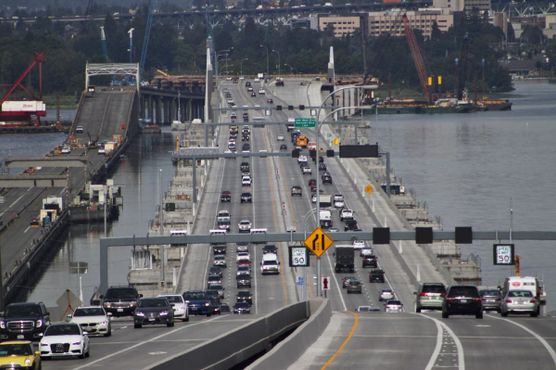 Понтонный мост Эвергрин-Пойнт (слева закрытый старый мост)