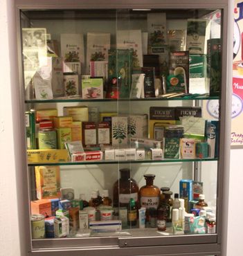 Коллекция некоторых продуктов из мяты в музее