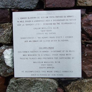 Мемориальная доска на пирамиде Калума на гэльском и английском языках