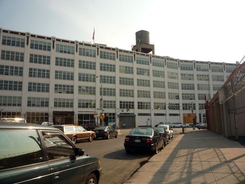 Вид на здание Standard Motor Products с улицы, снимок сделан около 2010 года