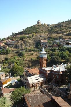 Тбилисская мечеть в районе Абанотубани с видом на гору Табори