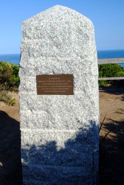 Памятник Гарольду Холту на пляже Чевиот