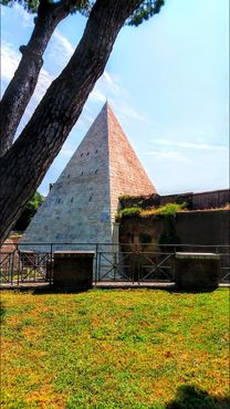 Пирамида с протестантского кладбища