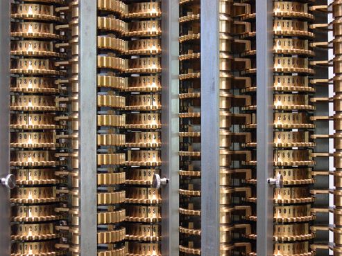 Макрофотография копии механизма Разностной машины №2, построенной по проекту Бэббиджа, в Лондонском музее науки