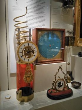 Водородные часы (слева)