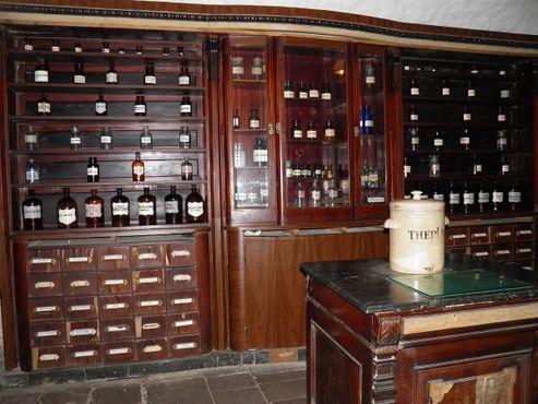 Античные лекарства, выставленные на витрине, в аптеке-музее