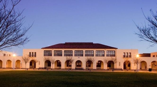 Калифорнийский музей женщин, расположенный в бывшем учебном центре ВМС