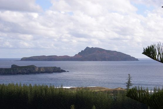 Остров Непин (слева)