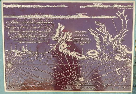 Мемориальная доска с картой капитана Кука, на которой изображена бухта островного региона