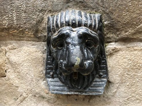 Фонтан в виде головы льва в египетском стиле, которую принимают за собачью голову