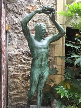 Скульптура обнажённого Хэммонда