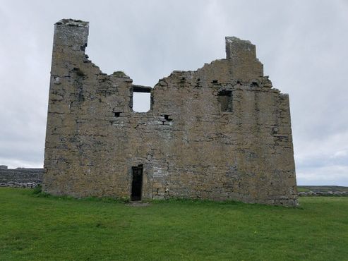 Вид сбоку на замок О'Брайена