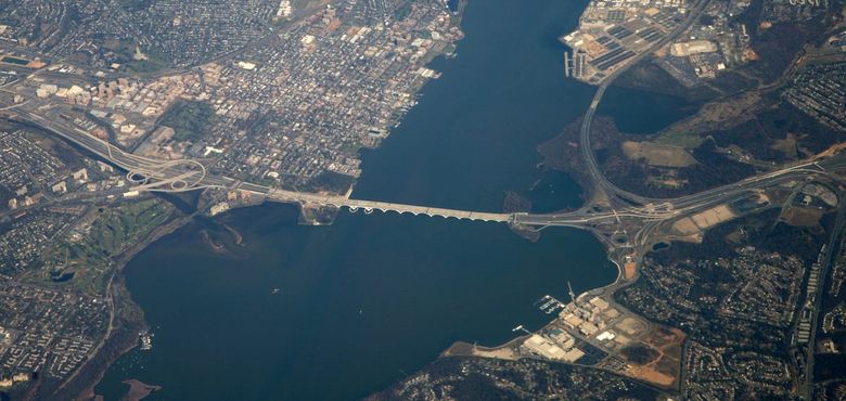 Вид с высоты птичьего полёта на мост Вудро Вильсона, 2012 год. Слева — Вирджиния, справа — Мэриленд, в центре — Вашингтон