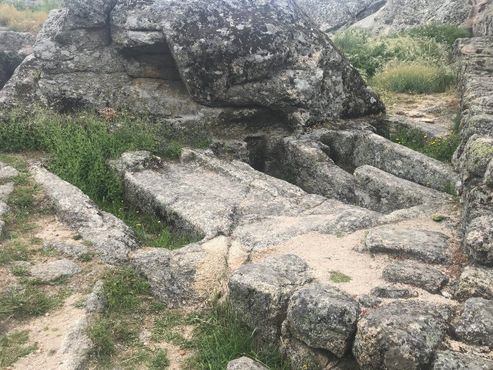 Могилы, высеченные в скале