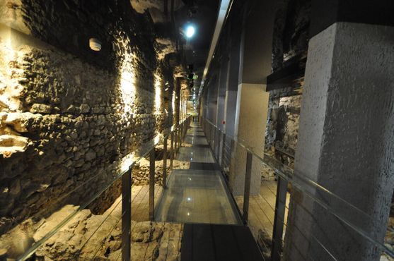Подвесные стеклянные дорожки проведут вас через раскопанные средневековые сооружения