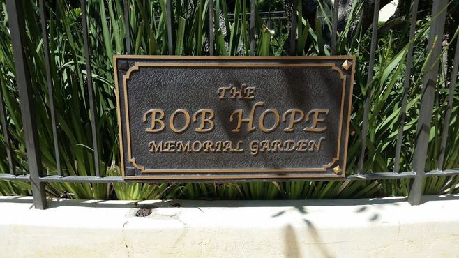 Табличка у входа в мемориальный сад Боба Хоупа