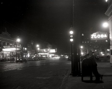Вид с Дивижн-стрит и Милуоки-авеню в 1947 году. Слева виден театр Шопена