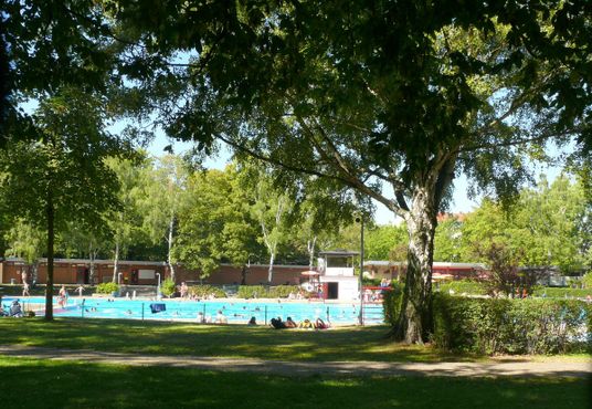 Открытый бассейн в парке Гумбольдтхайн
