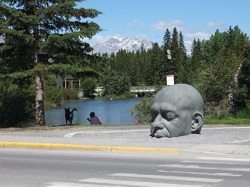 Скульптура «Большая голова» в Канморе