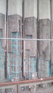 Открытые арматуры во время ремонта колонны по обе стороны башни в 2017 году