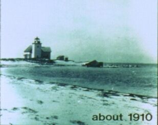 Маяк на острове Биллингсгейт (второй, перекрашенный в 1907 году) в 1910 году, со значительно размытой береговой линией