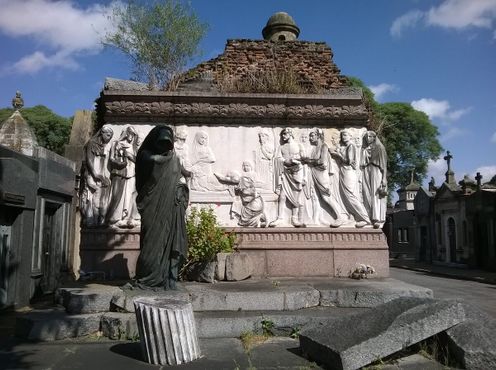 Кладбище, известное своей сложной архитектурой