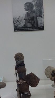 Кукла плодородия/обряд посвящения и портрет женщины из племени Домбондола, Ангола