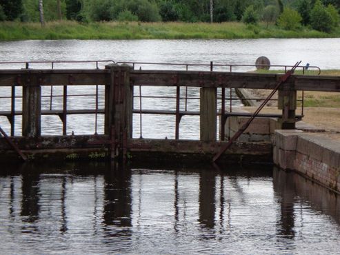 Закрытые ворота на Августовском канале