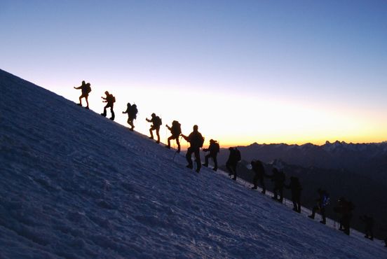 Альпинисты поднимаются на гору Эльбрус