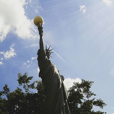 Статуя Свободы в Бангу