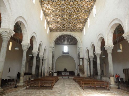 Неф собора, где были убиты мученики