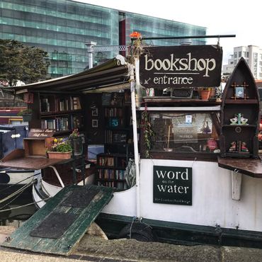 Лондонский плавучий книжный магазин 