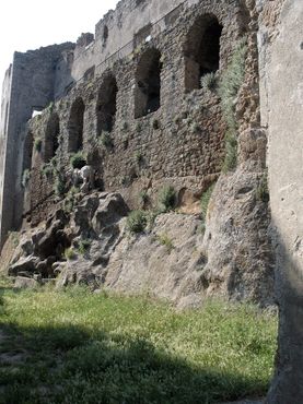 Палаццо Дукале, бывшая крепость, руины фонтана Бернини