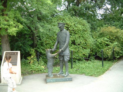 Статуя Гарри Колборна и медвежонка Виннипег
