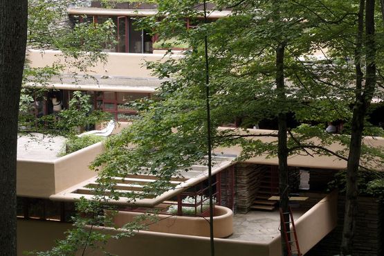 «Дом над водопадом»